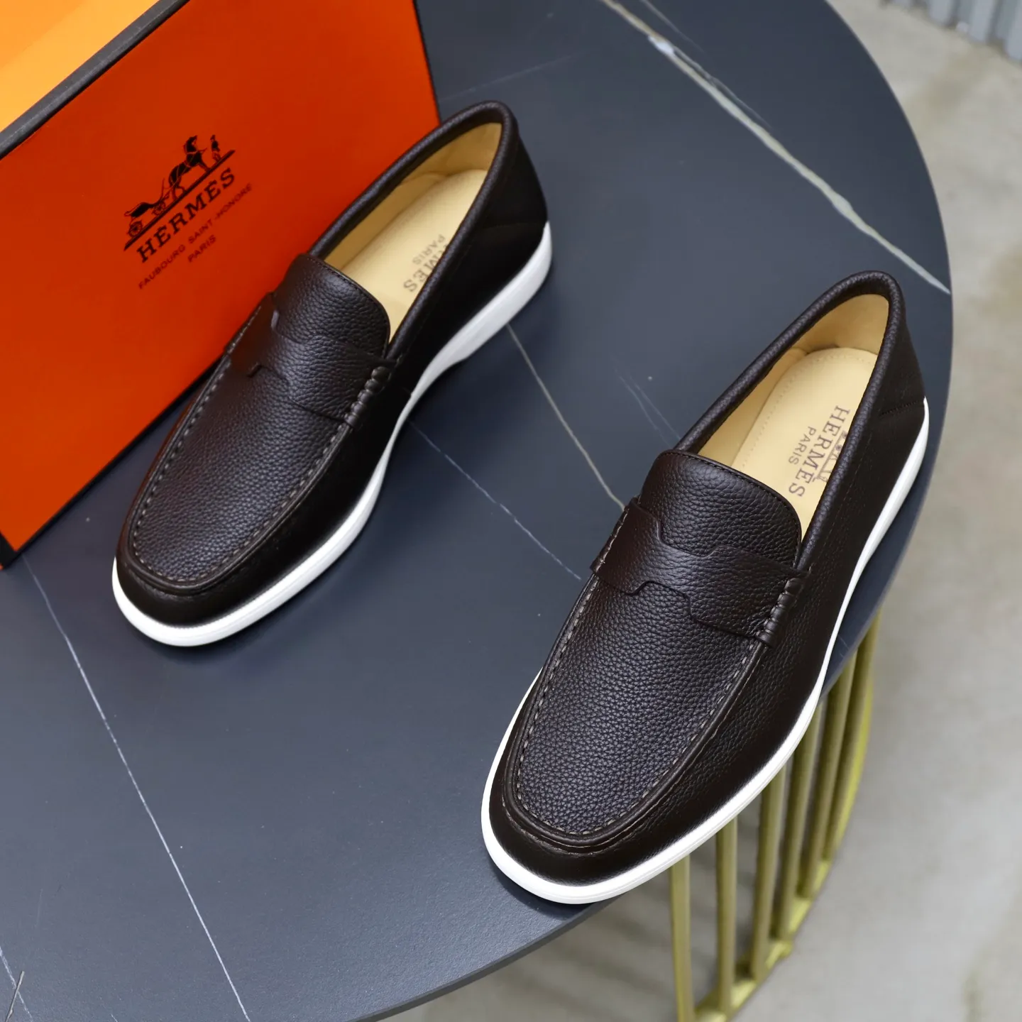 Ex-factory price: 560💰Hermès/Hermès slip-on men's shoes. This shoe is made of imported pebbled cowhide. It has simple and smooth lines and is combined with aerodynamically designed 3CM rubber foam ultra-light soles! Youthful and fashionable, classic H-shaped hardware buckle decoration, calf lining gently wraps the feet, with logo cowhide feet, casual and urban style, highlighting youthful vitality, sports and leisure version, super versatile, code number: 38-39-40-41-42-43-44 standard leather shoe size (45 can be customized but does not support returns)